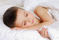 7 أفكار لتشجيع طفلكِ على النوم بغرفته