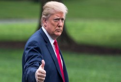 روبرت فيسك: ترامب "نسخة أمريكية من القذافي"