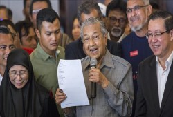 مهاتير محمد يؤدي اليمين الدستورية رئيسا لوزراء ماليزيا