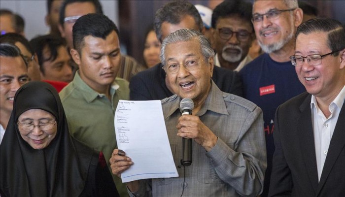 مهاتير محمد يؤدي اليمين الدستورية رئيسا لوزراء ماليزيا