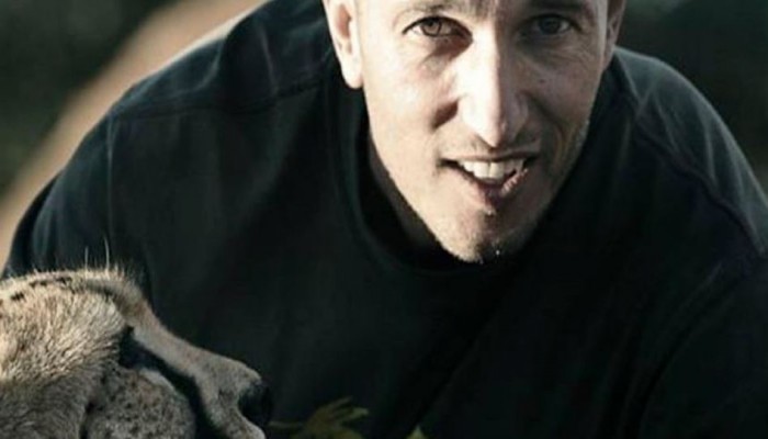 صانع أفلام أراد تصوير زرافة فقتلته