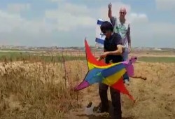 مستوطنون يطلقون طائرة حارقة باتجاه غزة فارتدت إليهم (فيديو)