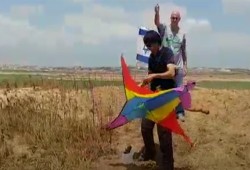مستوطنون يطلقون طائرة حارقة باتجاه غزة فارتدت إليهم (فيديو)
