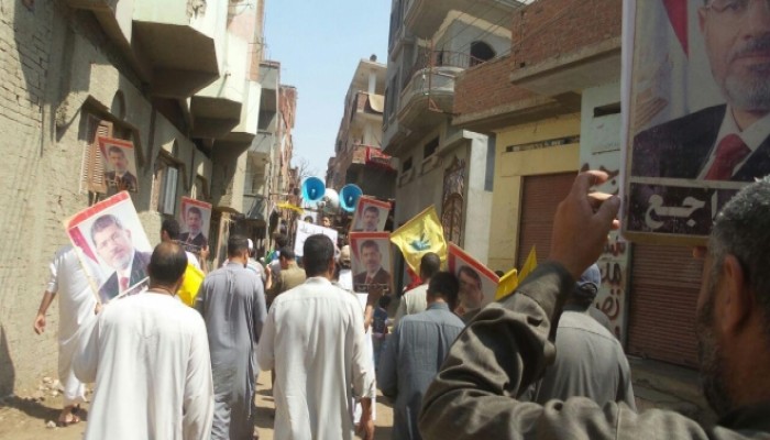 مسيرة بقرية الرئيس مرسي تحيي صموده وترفض جرائم العصابة