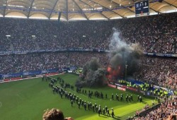 جماهير هامبورج الألماني تشعل النيران بملعبها بعد الهبوط للمرة الأولى من البوندسليجا