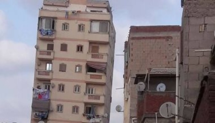 عقار مائل يهدد سكان شرق الإسكندرية