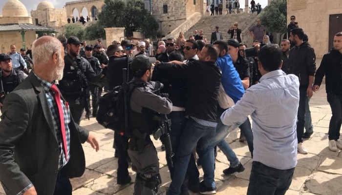 قوات الاحتلال تعتدي على حراس المسجد الأقصى