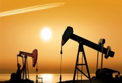 النفط يهبط وسط مؤشرات على وفرة المعروض رغم خفض أوبك وعقوبات إيران