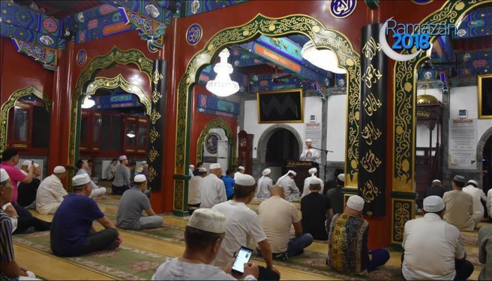 مسلمو الصين يؤدون أول صلاة التراويح