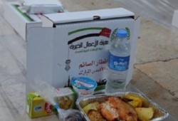 "إحنا مش جعانين".. هاشتاغ لرفض وجبات إفطار إماراتية بالأقصى