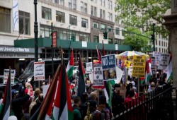 نيويورك.. مظاهرة منددة بالمجزرة الإسرائيلية في غزة