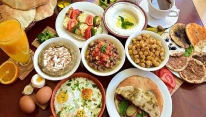 هل شرب الماء بكثرة في السحور حلًا للعطش برمضان؟