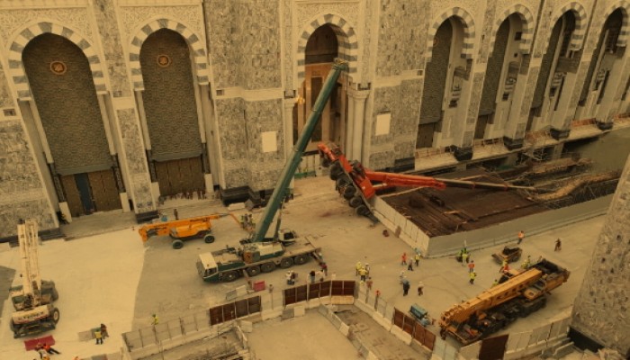 سقوط ذراع رافعة متحركة داخل منطقة عمل بالمسجد الحرام.. وإصابة السائق