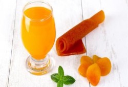 ملك العصائر.. فوائد قمر الدين الصحية على مائدة رمضان