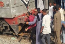 اصطدام قطار أسوان بـ"توك توك" اقتحم شريط السكة الحديد دون إصابات