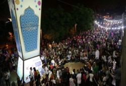 احتفال مقدسي بإضاءة أكبر فانوس رمضان في فلسطين