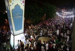 احتفال مقدسي بإضاءة أكبر فانوس رمضان في فلسطين