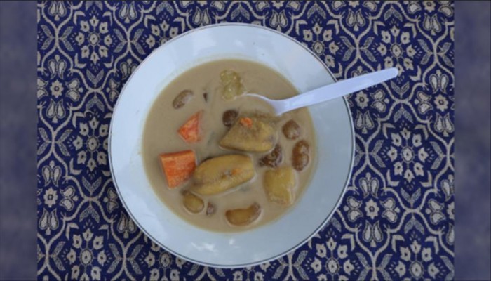 أندونيسيا.. "شوربة الموز" طبق لا يستغنى عنه في الإفطار
