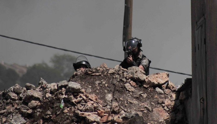 شبان يضرمون النار ببرج عسكري إسرائيلي شرق البريج