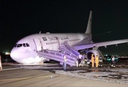 بالفيديو.. هبوط مرعب لطائرة سعودية بمطار جدة