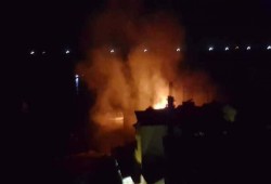 طائرات الاحتلال تقصف قاربين بميناء غزة وموقعا شمال القطاع