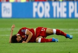 محمد صلاح يغادر باكيا بعد إصابة قوية فى نهائي دوري الأبطال