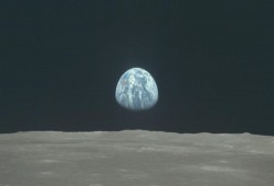 وفاة رابع إنسان وطأت قدمه سطح القمر.. تعرف عليه؟