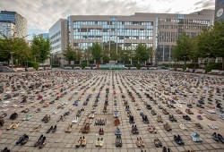 تضامنا مع فلسطين.. آلاف الأحذية أمام مقرّ مجلس الاتحاد الأوروبي ببروكسل