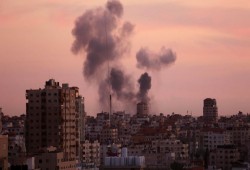 الاحتلال يقصف عدة مواقع للمقاومة في قطاع غزة