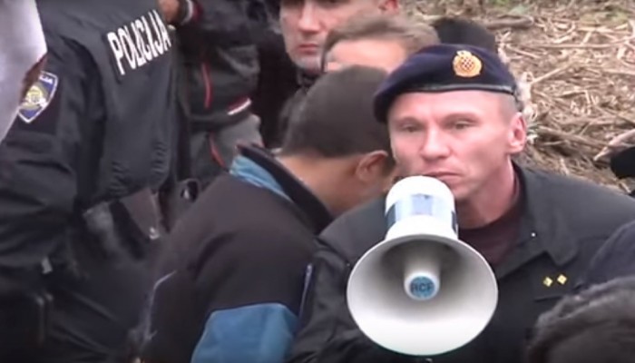 الشرطة الكرواتية تطلق النار على سيارة تنقل مهاجرين وإصابة 9