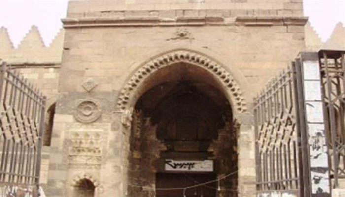 آخرهم مئذنة «الطيب».. المساجد التاريخية تحوّلت إلى «مقالب قمامة»