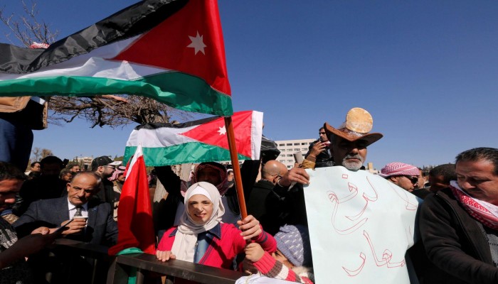 بعد احتجاجات واسعة.. أمر ملكي يلغي زيادة أسعار المحروقات والكهرباء في الأردن