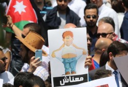 كيف وصف أردنيون الأمر الملكي بوقف رفع أسعار المحروقات؟