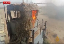 شبان يحرقون موقعا ومعدات للاحتلال شرق خانيونس