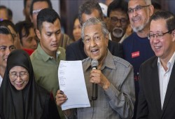 الحكومة الماليزية الجديدة تمنع وزراءها من قبول الهدايا