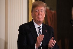 ترامب يبحث "العفو" عن الملاكم الراحل محمد علي كلاي