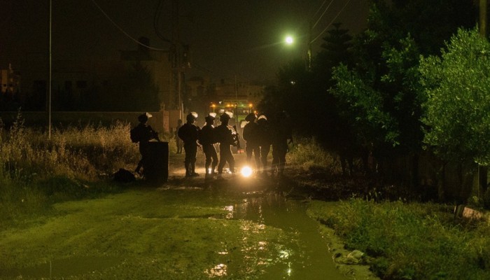 قوات الاحتلال الصهيوني تعتقل 13 فلسطينيا بالقدس والضفة