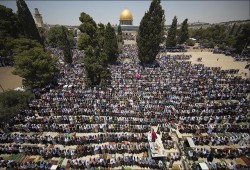 رغم قيود الصهاينة.. الأقصى يفيض بأهله وغزة حاضرة في ليلة القدر
