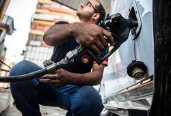 خبراء يفندون مبررات حكومة السيسي في رفع أسعار الوقود