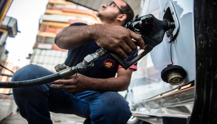 خبراء يفندون مبررات حكومة السيسي في رفع أسعار الوقود