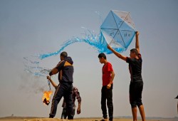 دعوات بالكيان الصهيوني لقصف مطلقي الطائرات الورقية بغزة