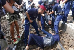 في المجر.. إذا ساعدت لاجئا فمصيرك السجن