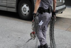 الجيش الأميركي يبدأ احتجاز المهاجرين في قواعده