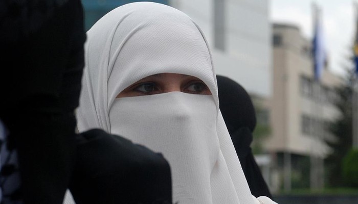 "الشيوخ الهولندي" يصادق على قانون يحظر النقاب بالأماكن العامة