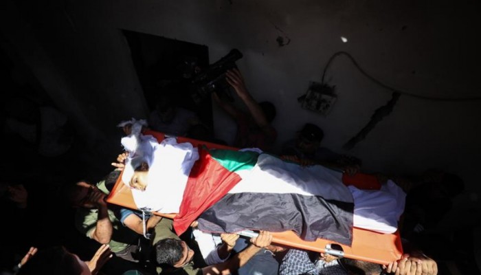 فلسطينيون في غزة يشيعون جثماني شهيدين أحدهما طفل