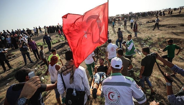جيش الاحتلال يصيب فلسطينيا رفع علم تركيا على حدود غزة