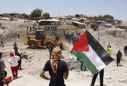 35 إصابة و8 معتقلين .. "الخان الأحمر" تحت مقصلة الاحتلال