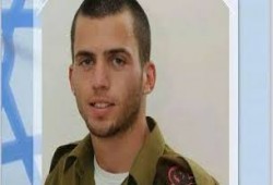 والدة الجندي "شاؤول" تستنجد بـ"السنوار"
