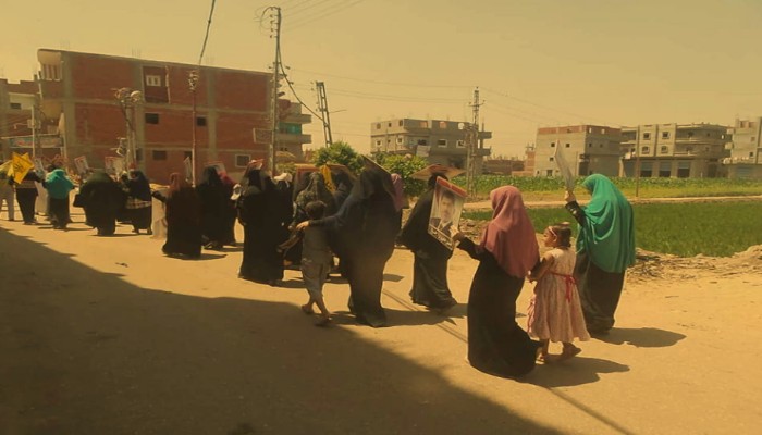 مسيرة بالشرقية تهتف ضد العسكر وتحرق صور قائد الانقلاب