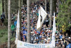 الآلاف يشاركون في "مسيرة السلام" لإحياء ذكرى ضحايا سربرينيتسا